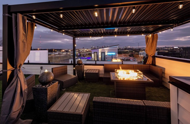 LARGE GROUPS - 2MILES FROM DOWNTOWN - 2 HEATED ROOFTOP POOLS - SLEEPS 24 GUESTS