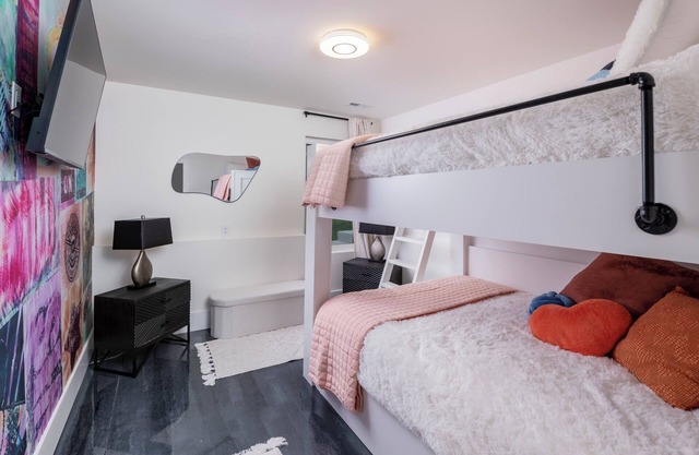 Large Groups - Rooftop Pools - Sleeps 24