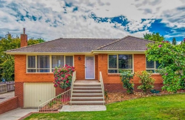 Large Happy 5 Bedroom Home @ Hackett!