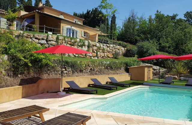 Villa grande piscina climatizada magnífica vista del pueblo provenzal y Esterel