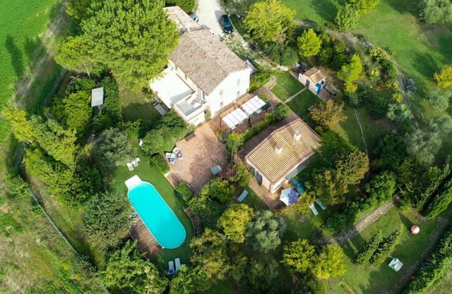 Gran villa histórica con piscina, vistas panorámicas rodeada de verde