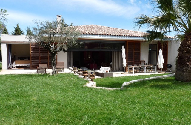Gran casa de vacaciones con piscina y jardín cerca de Montpellier y la playa