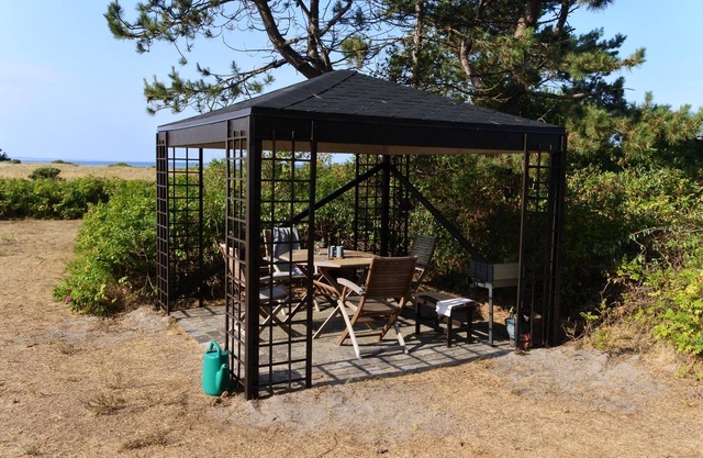 Large holiday home with sea views - only approx. 60-meters from the sea.