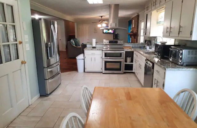 Large Home 35 Minutes to Atlanta Sleeps 20