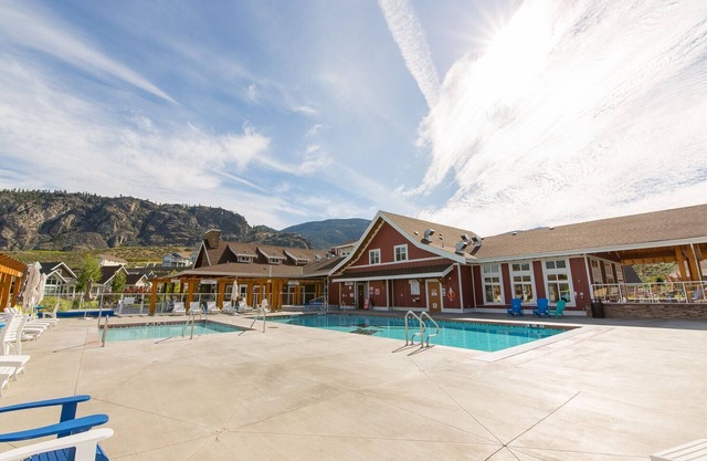 Large home 4 bed and 4 bath two separate suites home two kitchens water views