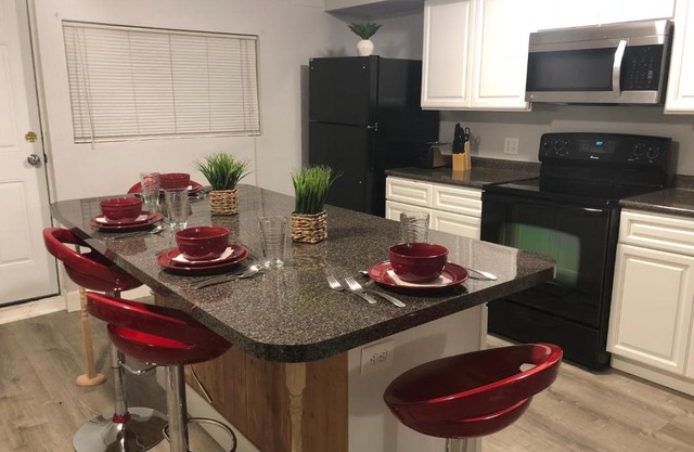 Large Home Accommodates up to 15 in Niagara Falls USA