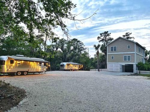 Large Home and 2 Airstream Glampers & Spa Midway to Tybee Beach & Downtown Savannah with Fast WiFi and More!