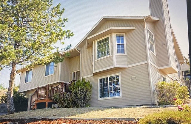 Large home, fantastic location, Close to Oregon Tech OIT & Hospital.