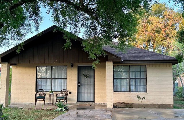 Large home for up to 14 guests in SPACE X city of Brownsville TX with WiFi & AC