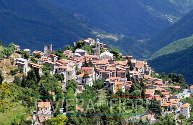 Gran casa ubicada en un hermoso e histórico pueblo de montaña