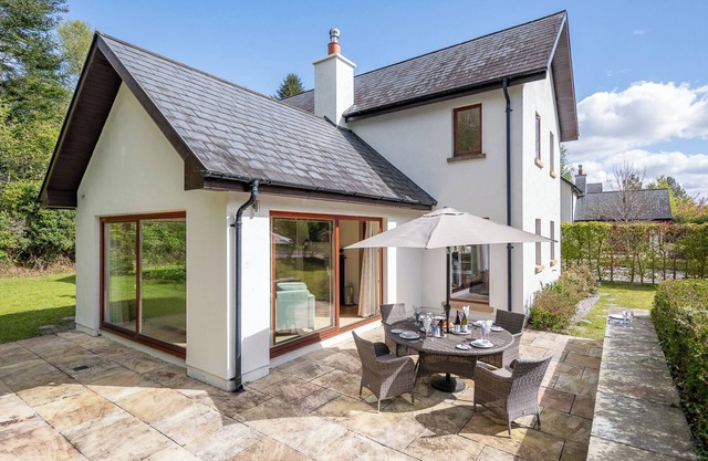 Large home to sleep 8 in Kenmare. Free use of pool onsite