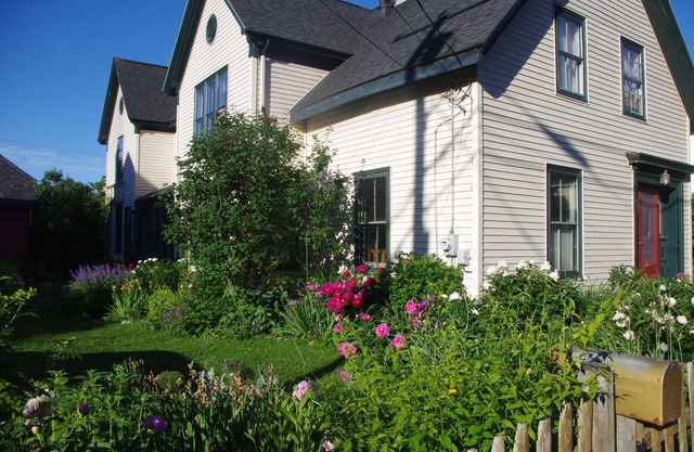 Gran casa con hermosos jardines a pocos pasos de la calle principal STR19-39