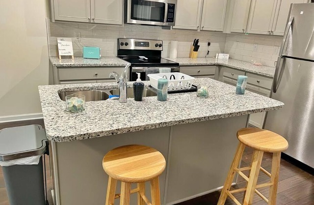Large House, Backyard, WiFi & FreeParking