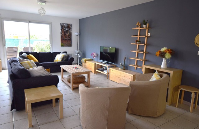 Gran casa cerca de la playa. 10 camas, 3 baños. Precioso jardín