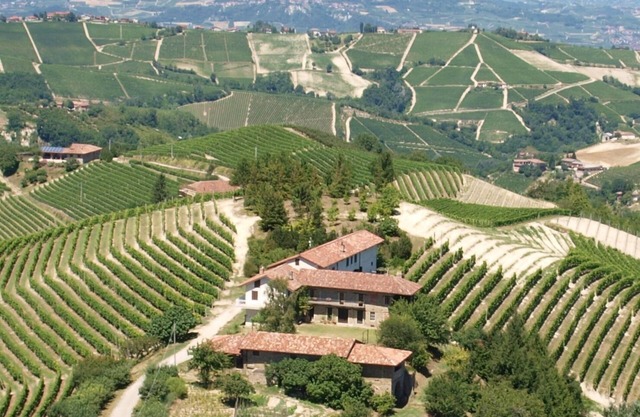 Vista excepcional, típica casa restaurada 'viejo Piamonte' cerca de Alba, Piamonte