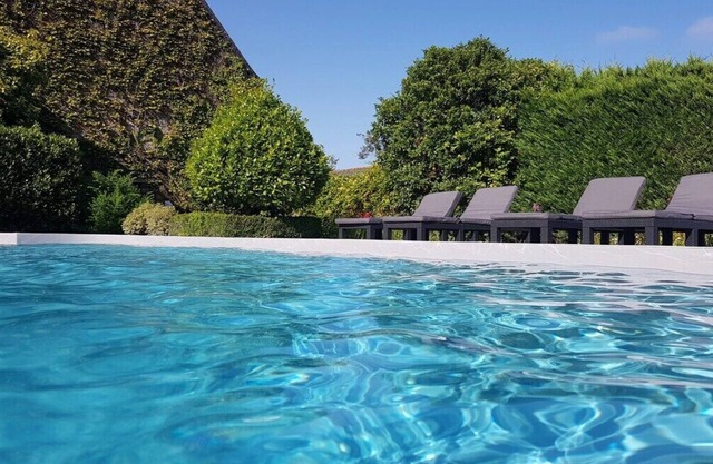 La finca en Saint-Hélen posee 6 dormitorio(s) y capacidad para 12 personas