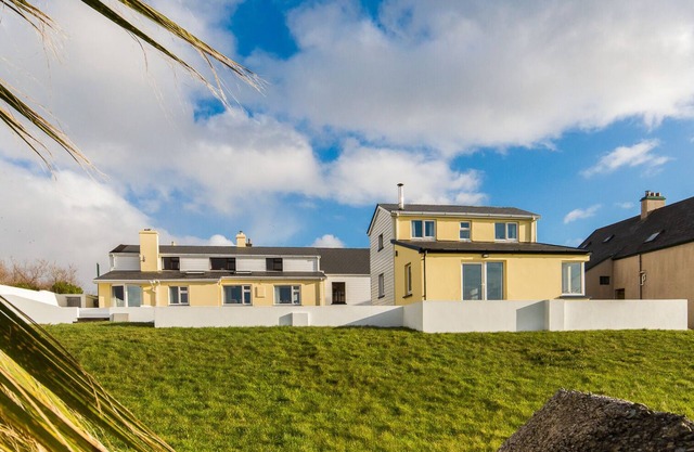 Large house with adjoining cottage close to Waterville