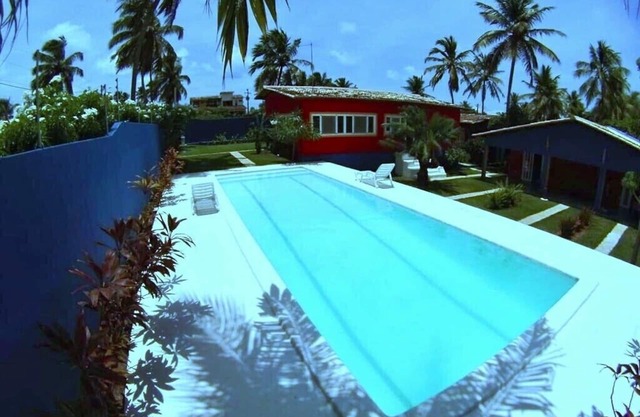 Amplia casa con jardín y piscina a escasos metros de la playa.