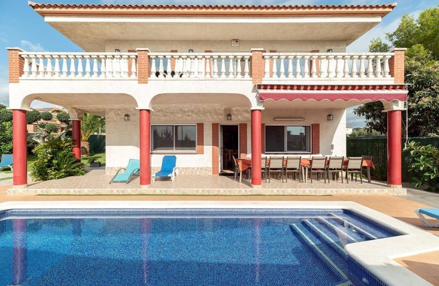 Gran casa, con piscina, barbacoa, jardín, wifi a 1500 metros de playa de arena