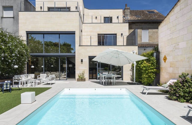 Large house with pool in Bordeaux August 2025