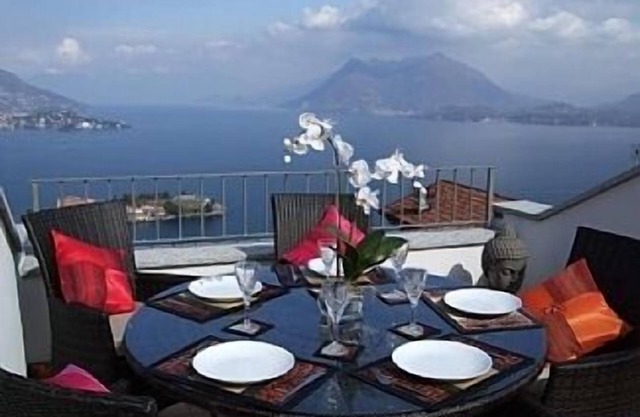 Casa grande con solárium en la azotea y vistas al lago