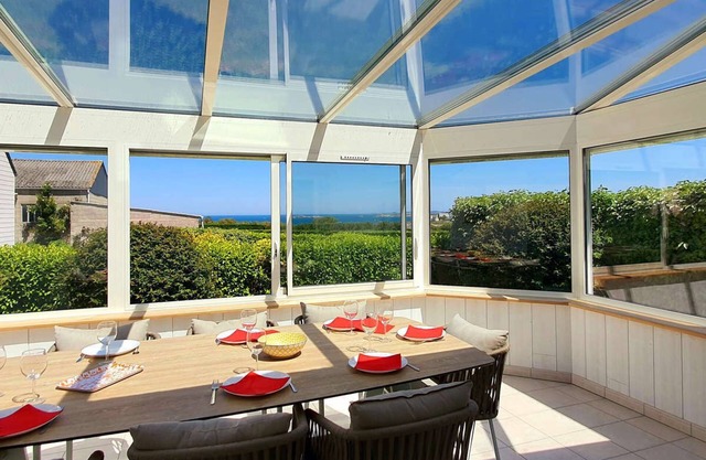 Large house with sea view and garden located near the port of Mogueriec