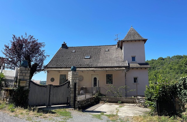 Large house with swimming pool, petanque court and beautiful views