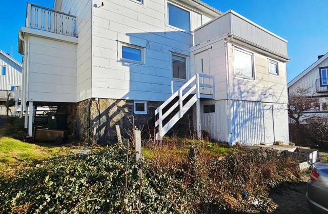 Large House with Two Apartments in Central Skärhamn | SE09100