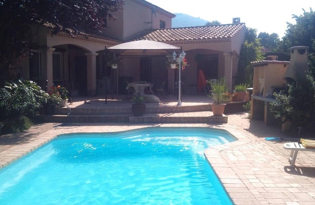 Gran estudio independiente en villa privada con jardín, piscina, jacuzzi
