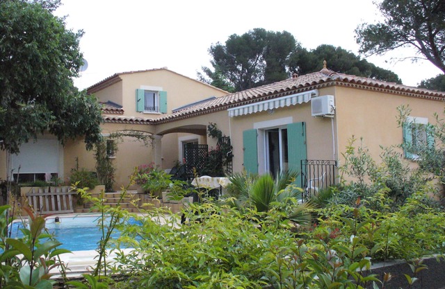 Estudio independiente grande, tranquilo, en Nimes, terraza y piscina, entorno verde