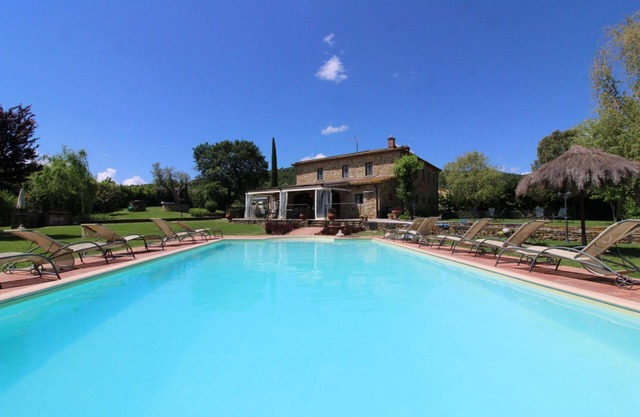 Hermosa villa con piscina privada y jardín, conexión Wi-Fi gratuita. Civitella en Valdichiano
