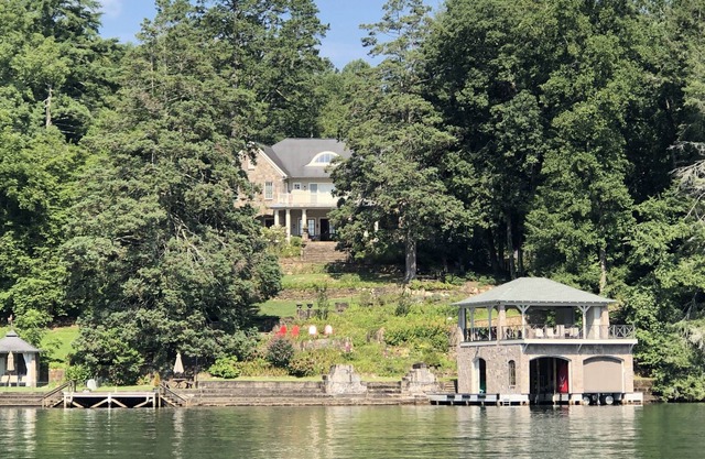 Gran Lake Rabun Lakefront Home para vacaciones familiares o retiro ejecutivo