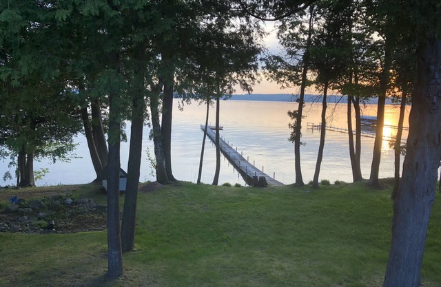 Gran Lakefront Burt Lake Home con increíbles vistas del atardecer !!