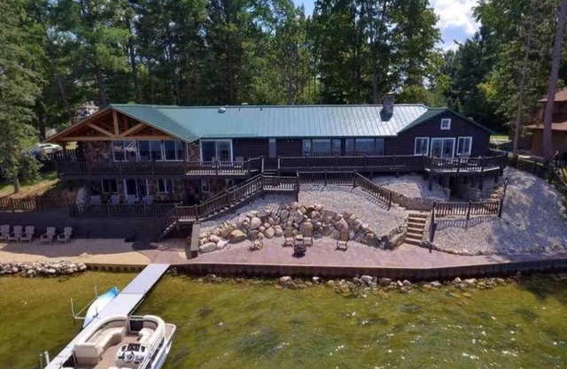 Large lakefront house with indoor pool & hot tub!