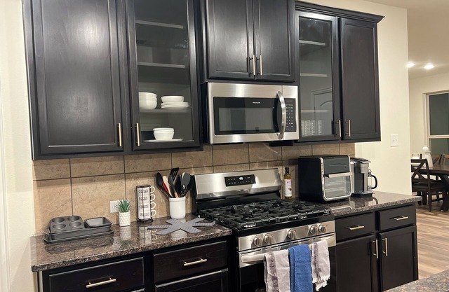 Large Lakeview 5-br house charming Balmoral 8miles from IAH Airport