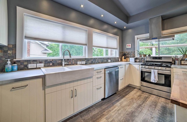 Large Lansing Home Near MSU: Walk to Old Town
