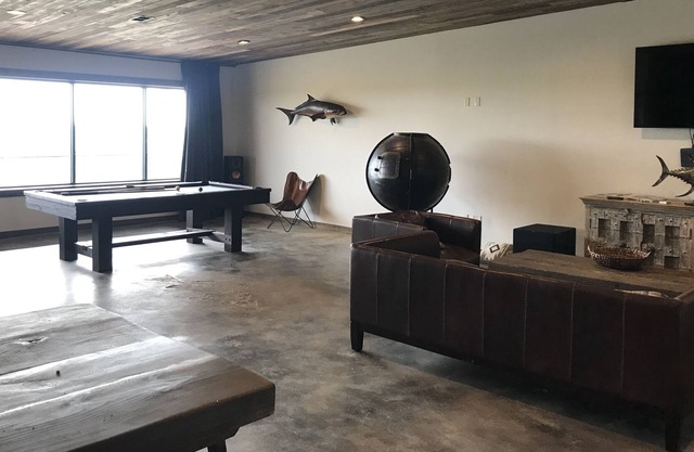 GRAN ÁREA DE ESTAR, 2 DORMITORIOS, 9 CAMAS, 2. 5 BAÑOS, GRAN COCINA, MESA DE PISCINA