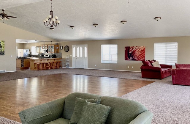 Large Lodge in Lava Hot Springs, Idaho 8 bedrooms sleeps 35