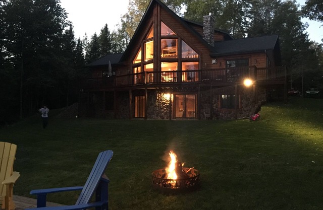 Gran Log Cabin en la hermosa cadena de lagos en la parte superior de la península de Michigan