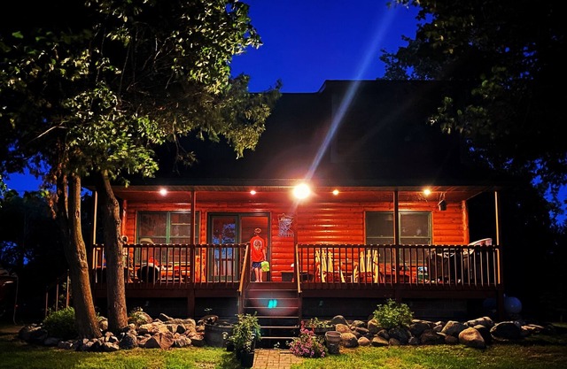 Large Log Home, 3 Beds, Lake Access Exceptional Fishing, Full Amenities