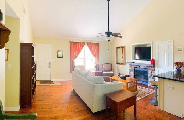 Large Lovely Lakehouse. Cottage 77
