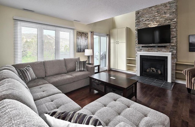 Large luxurious upper floor condo in Sierra Lane