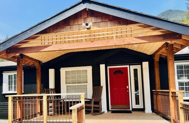 Large LUXURY Cabin on 10 Acres with Hot Tub