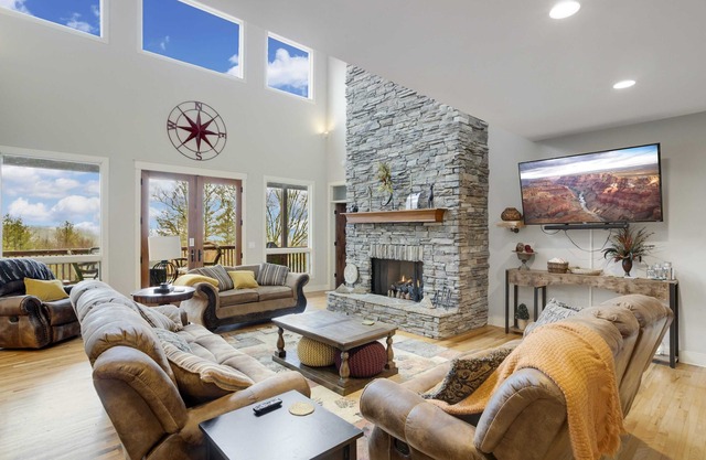 Amplia casa de montaña 4BR con vistas, suites, jacuzzi, calentador de fuego, cerca de Sugar Mtn. & Ski Beech!