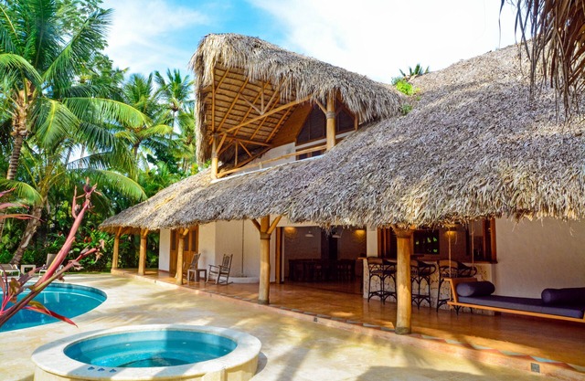 Gran villa de lujo a 50 metros de la mejor playa (Playa Cosón) en una comunidad cerrada