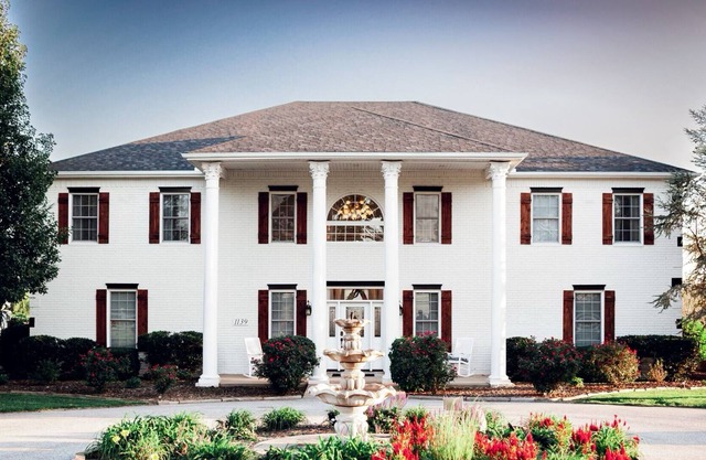 Large Mansion Style Retreat