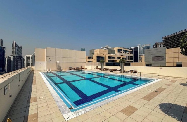 Large Modern 1-Bedroom in Bay Square 9