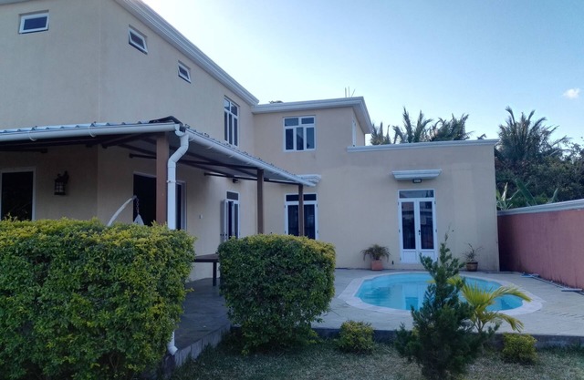 Gran casa moderna de 3 dormitorios y 3 baños sin aire acondicionado cerca de Azuri