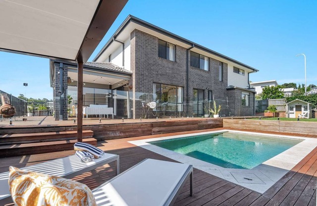 Large Modern Luxury House Lennox with Heated Pool, Close to Shops, Beach & Byron