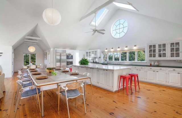 Modern Barn Loft en North Fork, L. I. Wine Country Farm tiene un precio de $ 4k al mes